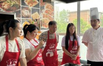 「紙包魚學(xué)員日營業(yè)額6000+」顧客反饋：一位難求，排隊(duì)一小時(shí)也要吃！
