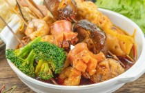麻辣燙一天賣800能掙多少錢？利潤(rùn)怎么算，擺攤開店都適合！
