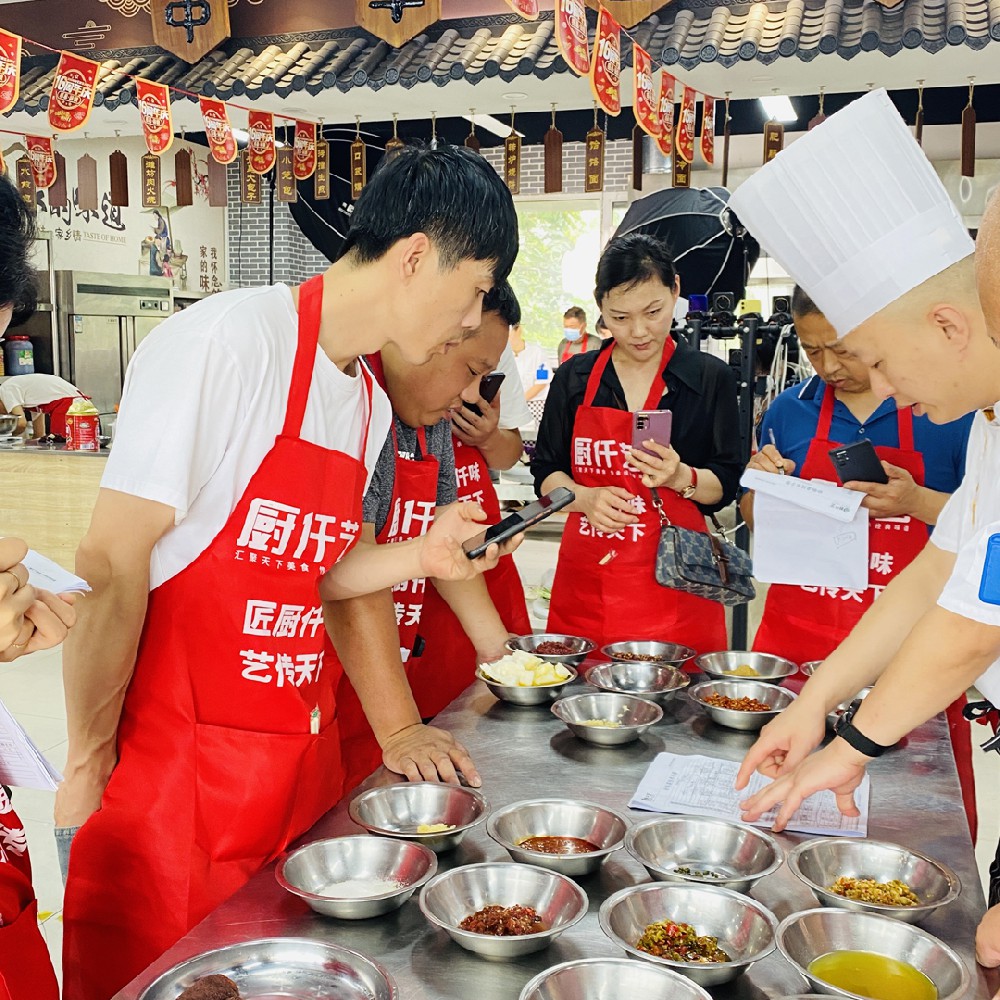 「旋轉(zhuǎn)小火鍋」開店成功！餐餐爆滿，一月回本！