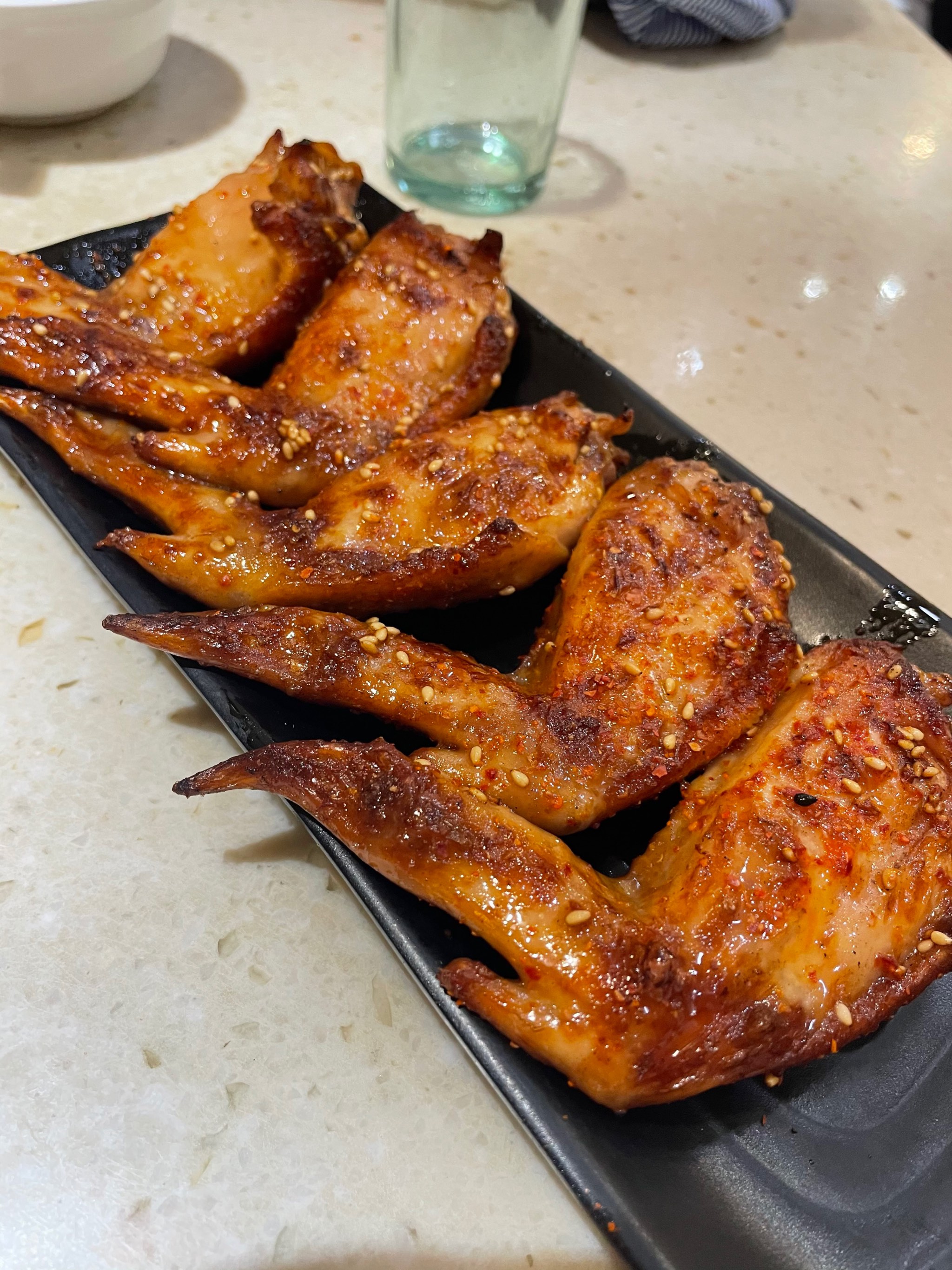 如何烤出外酥內(nèi)嫩的美味烤雞翅？簡(jiǎn)單步驟，輕松學(xué)會(huì)！
