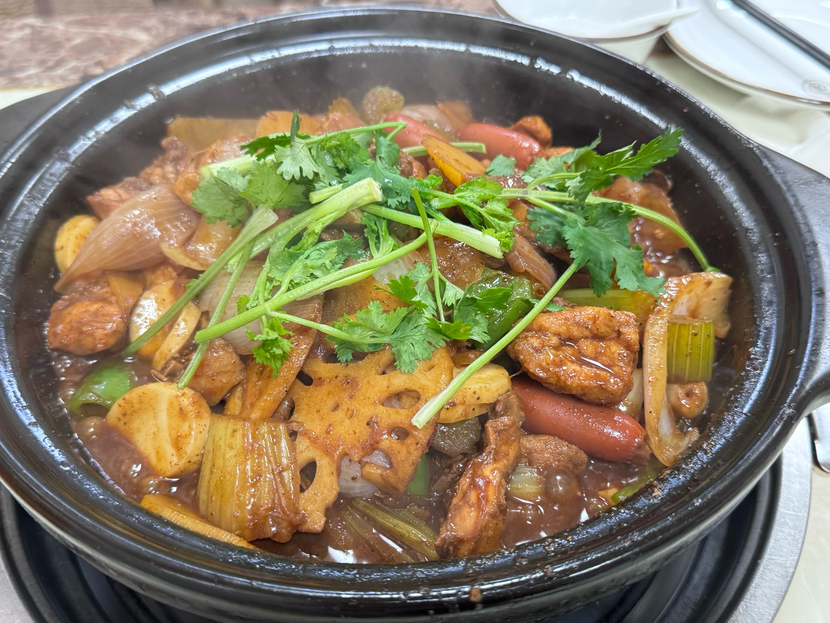 如何做出正宗的雞公煲醬料配方？揭秘這個口味背后的秘密！