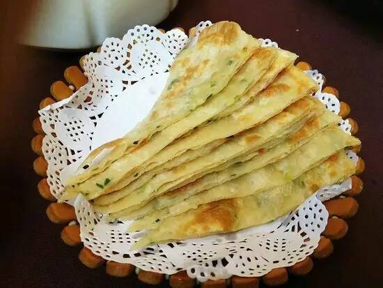 學(xué)做蔥油餅去哪里學(xué)？選對培訓(xùn)，快速掌握技巧！