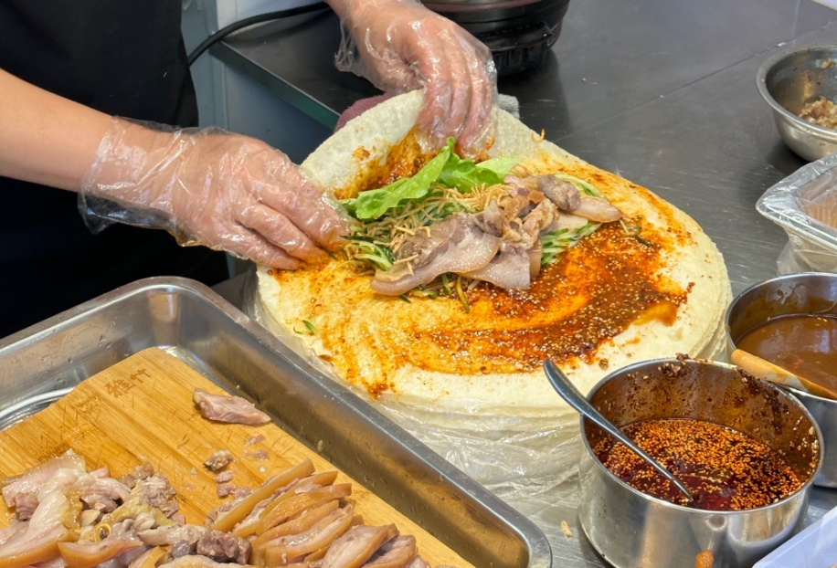 正宗鹵肉卷餅在哪里學(xué)？學(xué)得快好吃，生意火爆排隊(duì)忙！