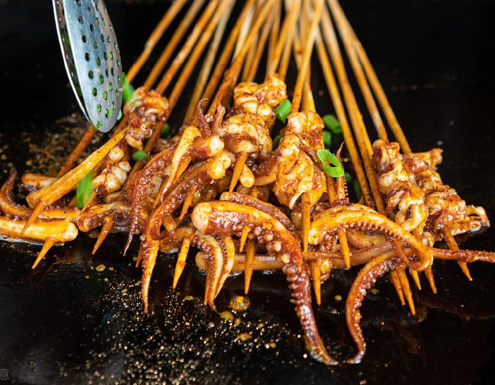 鐵板魷魚擺攤賺錢嗎？技術(shù)穩(wěn)口味正，生意爆到排隊(duì)！