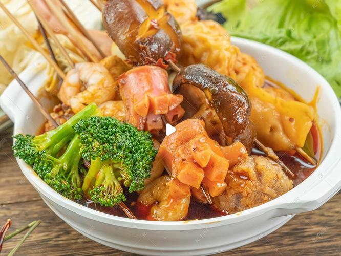 一天賣50碗麻辣燙掙多少錢？成本利潤一算清，開店擺攤都靠譜！