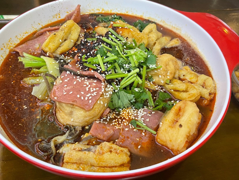 一天賣50碗麻辣燙掙多少錢？成本利潤一算清，開店擺攤都靠譜！