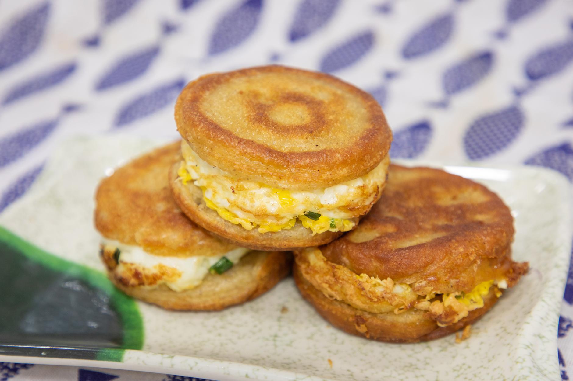 雞蛋漢堡的做法和配料？學(xué)會(huì)這招，小攤也能排長(zhǎng)隊(duì)！