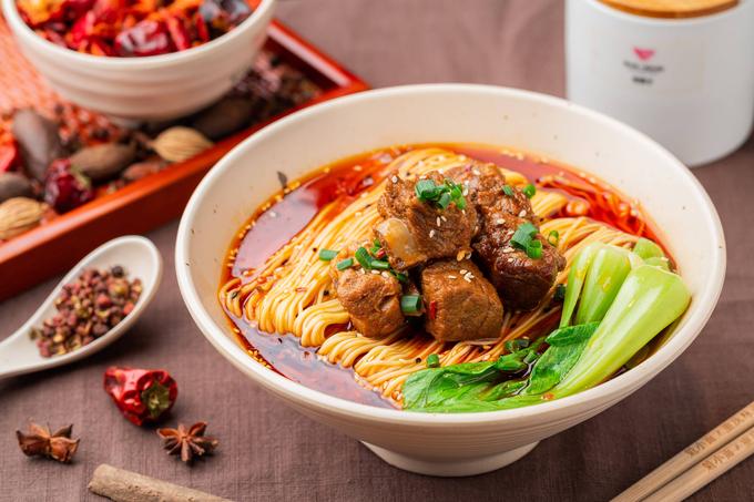 重慶小面商用做法有技巧?學(xué)技術(shù)快速開(kāi)店,小本創(chuàng)業(yè)也能賺錢(qián)!