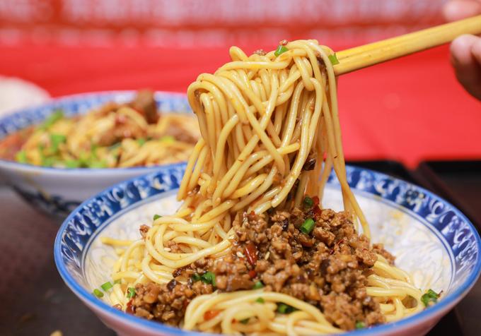 重慶小面商用做法有技巧?學(xué)技術(shù)快速開(kāi)店,小本創(chuàng)業(yè)也能賺錢(qián)!