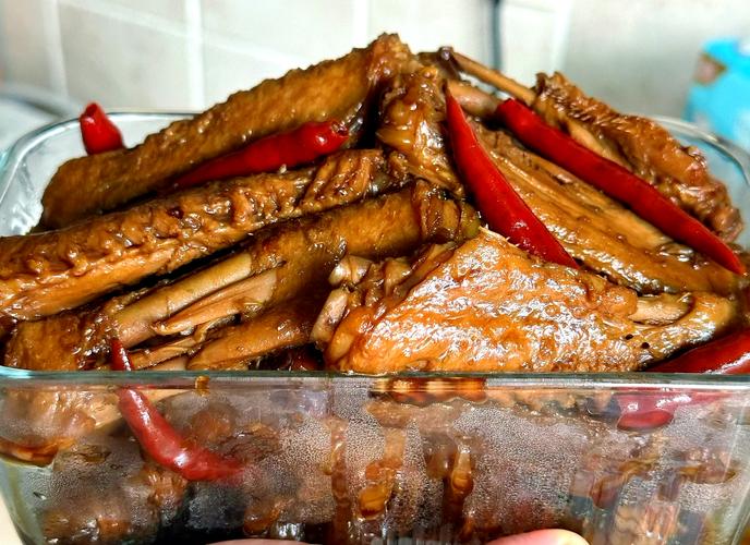 怎么做鴨翅？老鹵師親授：從選料到鹵制，手把手教你做出香嫩入味的“啃魂鴨翅”?