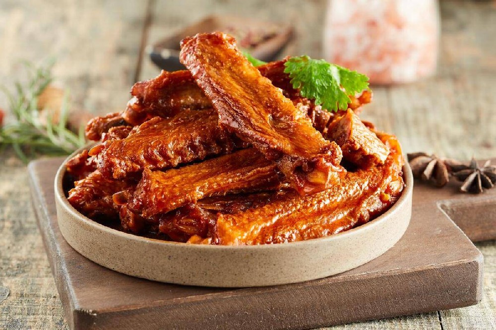 ??鴨翅一般賣多少錢一個(gè)？從夜市到品牌店，價(jià)格背后的“品質(zhì)與利潤”密碼??