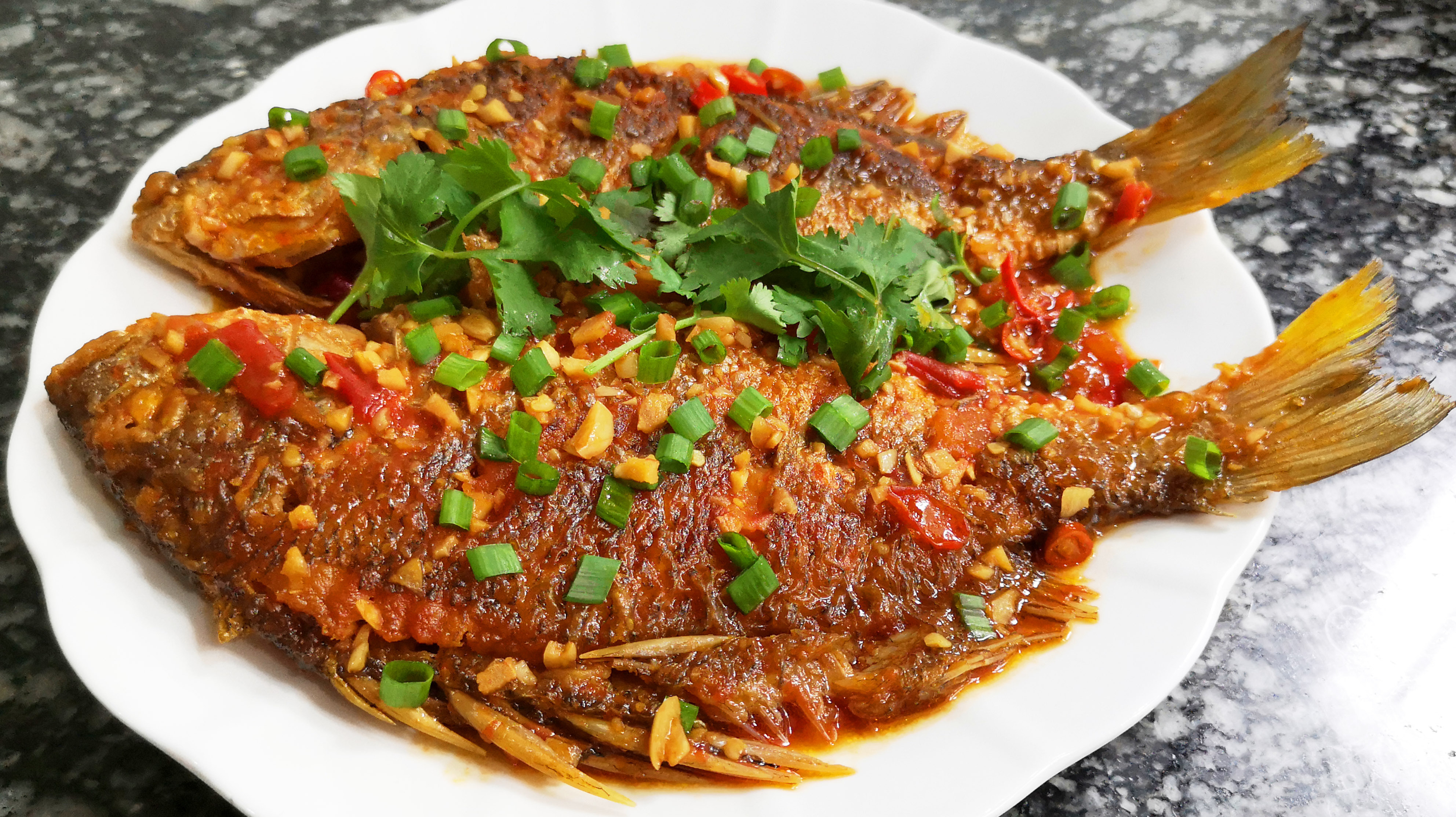 30 元買 15 條魚做紅燒，擺攤遇定價(jià)難題？