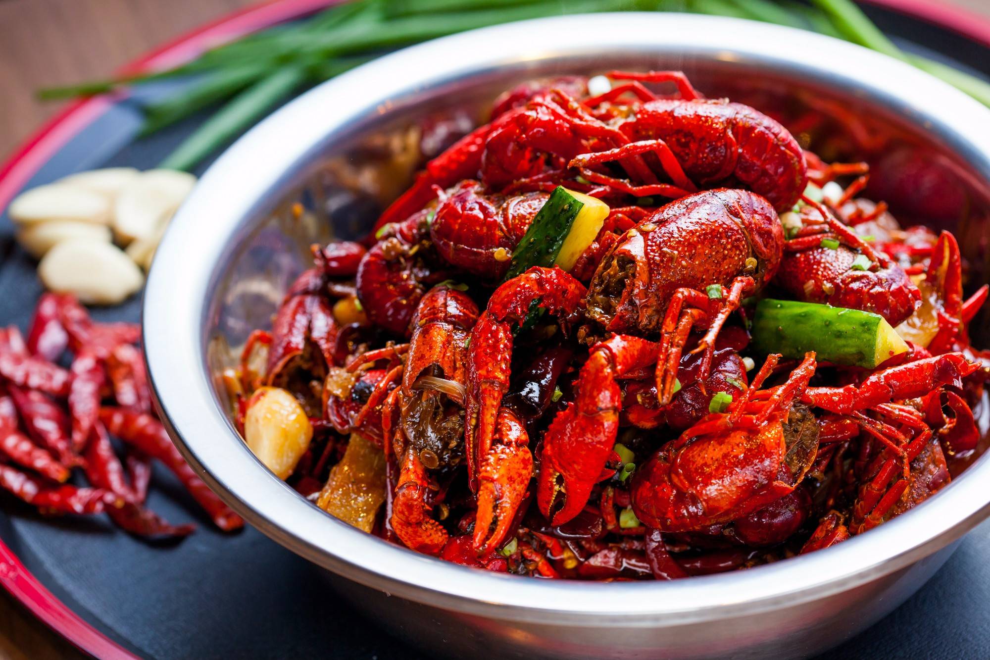 73 元做小龍蝦擺攤，6 元 / 盒卻遇城管？