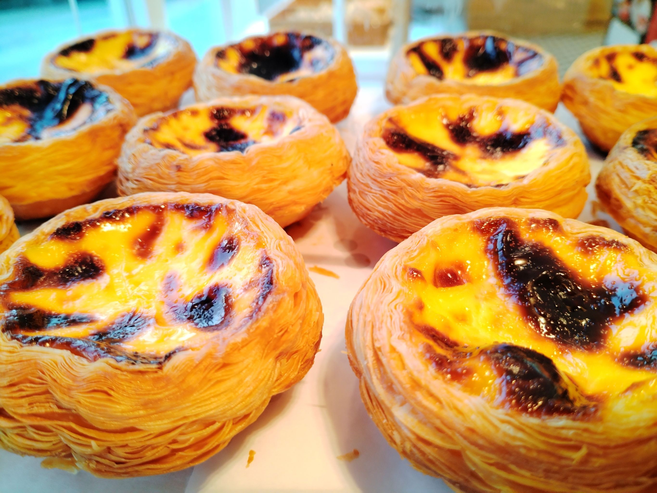 擺攤 3 小時賣千 +！蛋撻攤憑啥贏過網(wǎng)紅品？