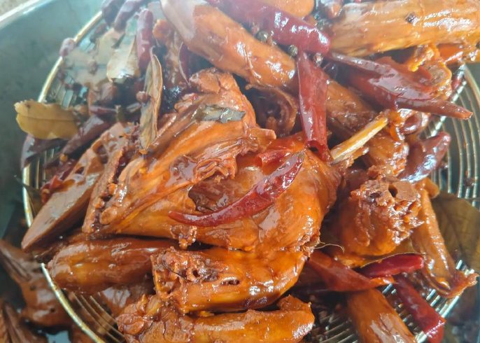 大學生棄職擺攤賣鹵串，日賺 1000+！小生意藏大機遇