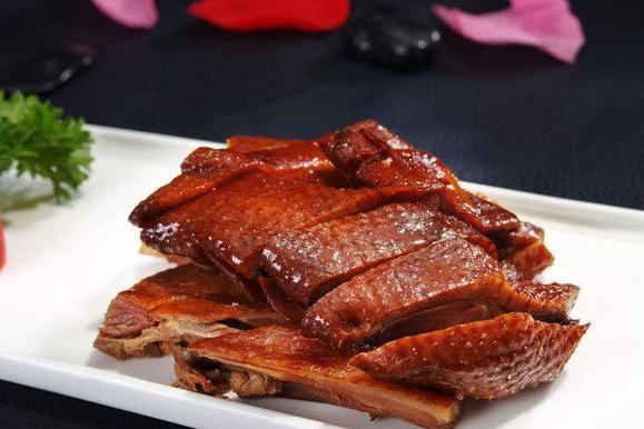 大學生棄職擺攤賣鹵串，日賺 1000+！小生意藏大機遇