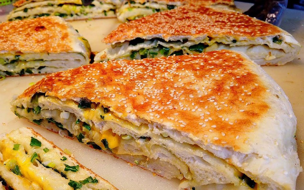 香蔥大餅一天賣多少錢？成本低出餐快，學(xué)會(huì)技巧輕松找到賺錢門路！