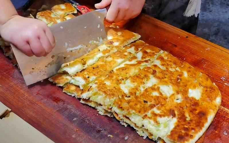 香蔥大餅一天賣多少錢？成本低出餐快，學(xué)會(huì)技巧輕松找到賺錢門路！