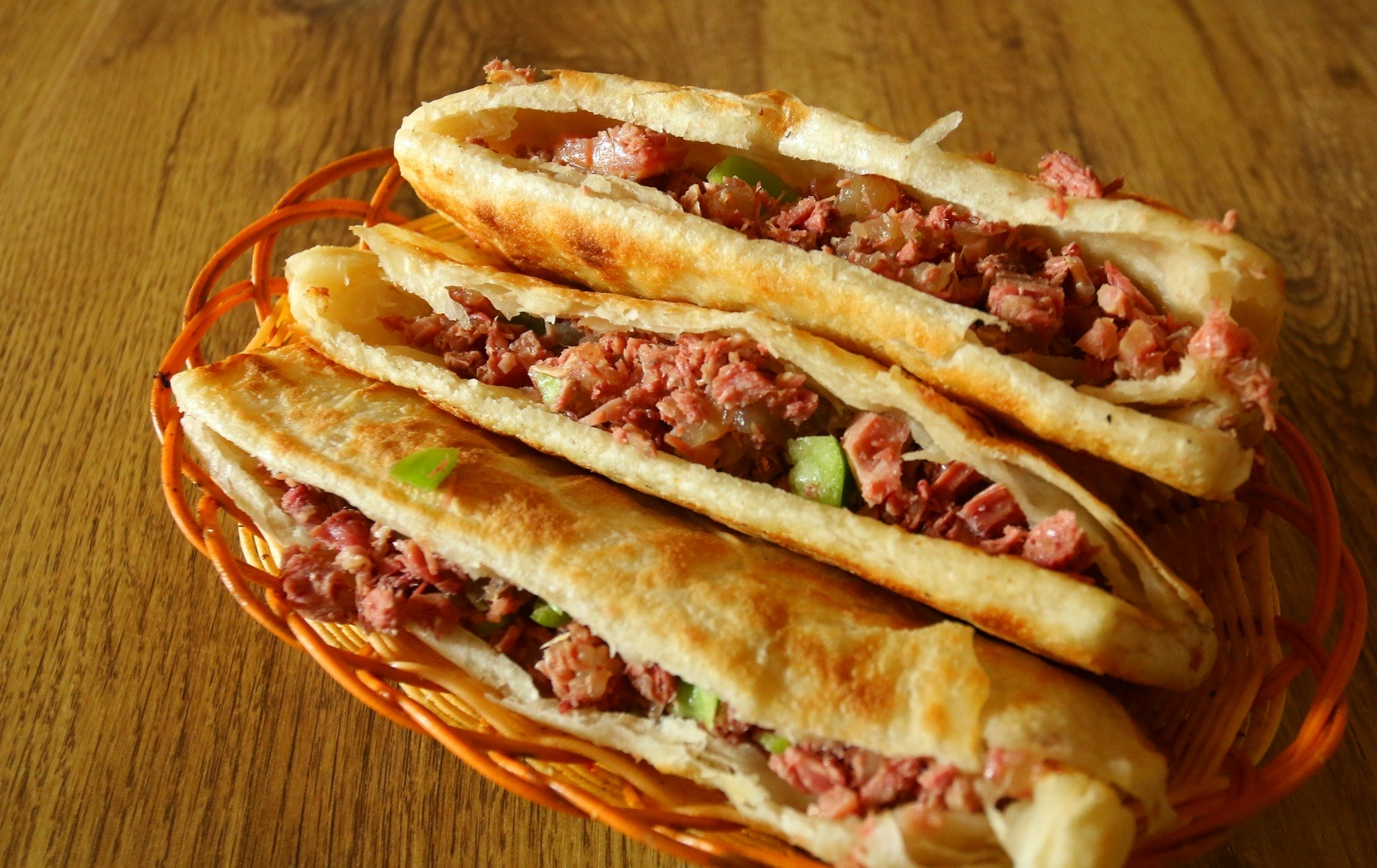 開驢肉火燒店掙錢嗎？河間風(fēng)味受歡迎，經(jīng)營細(xì)節(jié)才是關(guān)鍵！