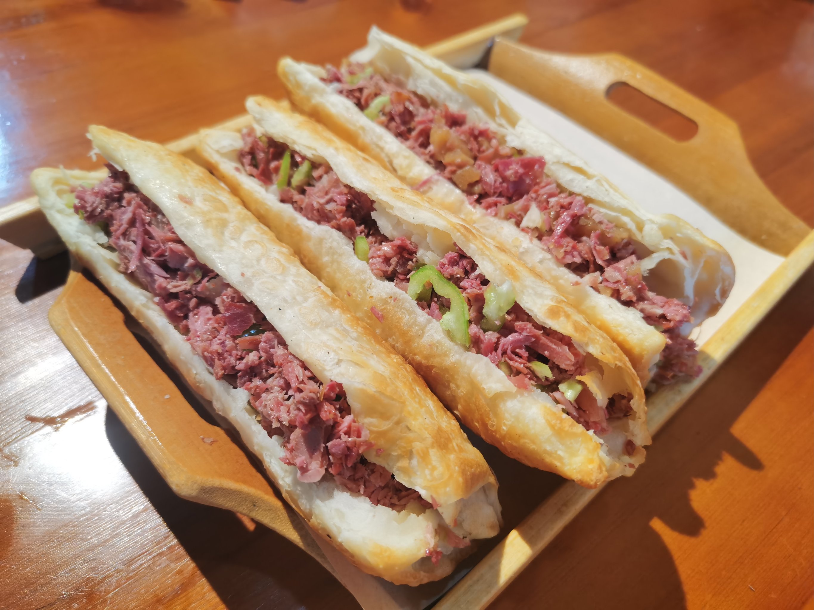 賣驢肉火燒利潤怎么樣？味道抓住人，經(jīng)營細(xì)節(jié)才是關(guān)鍵！