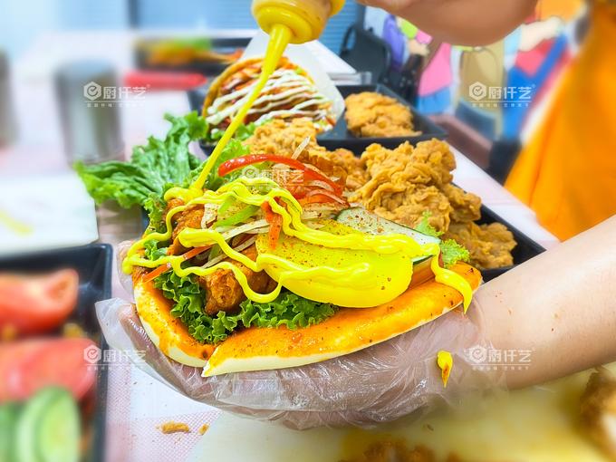 炸雞饃的做法和配方：從腌肉到醬料，18年老牌學(xué)校教你做正宗味道！